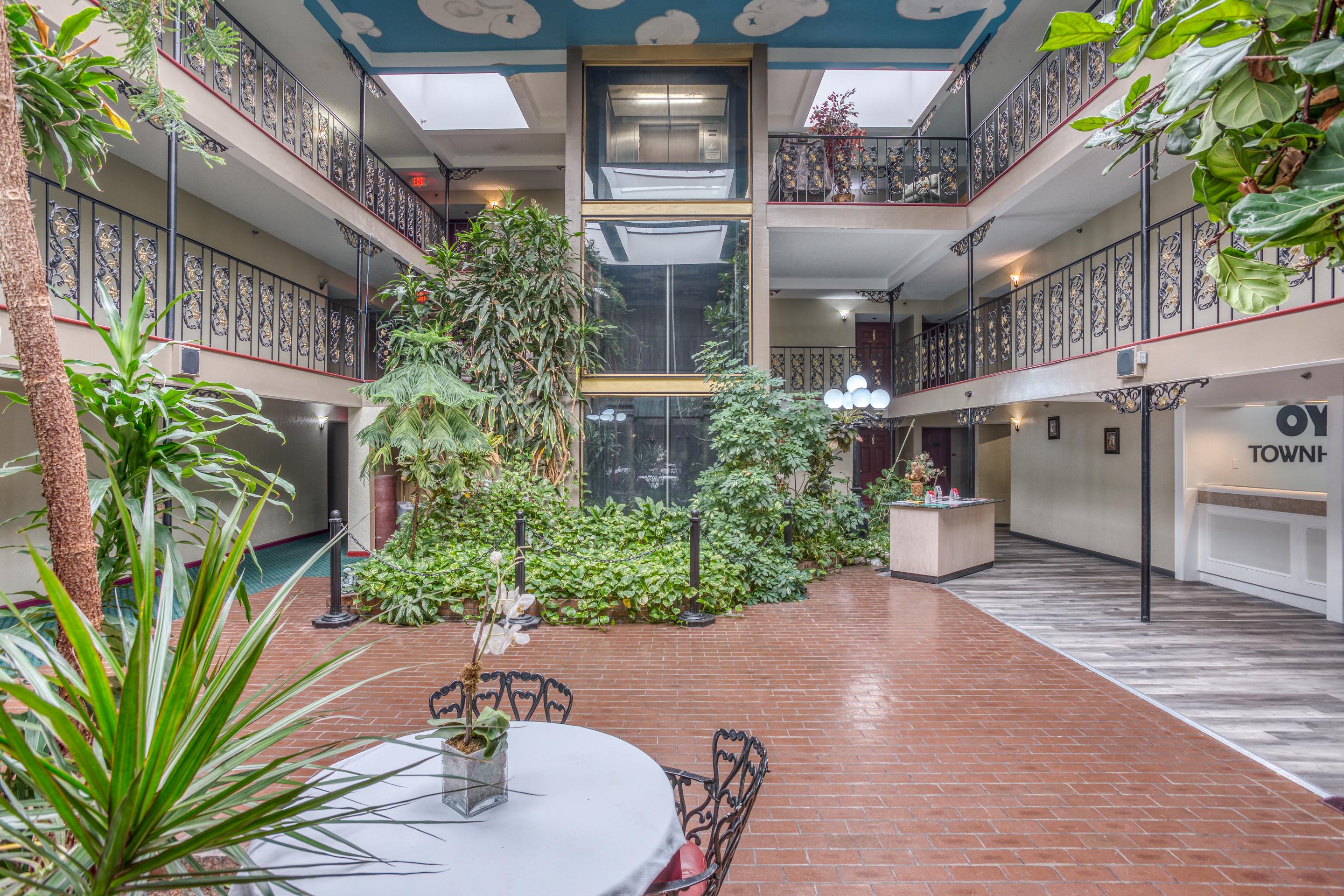 Oyo Townhouse Tulsa Woodland Hills Hotel Екстериор снимка