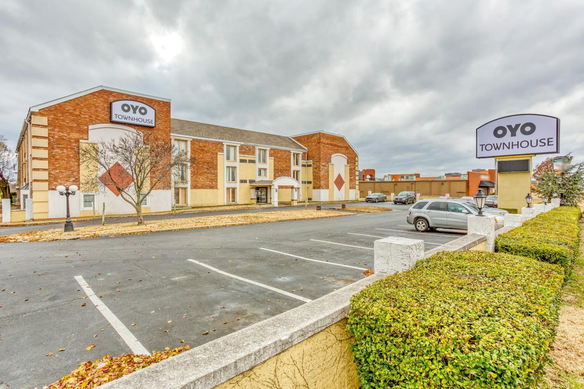 Oyo Townhouse Tulsa Woodland Hills Hotel Екстериор снимка