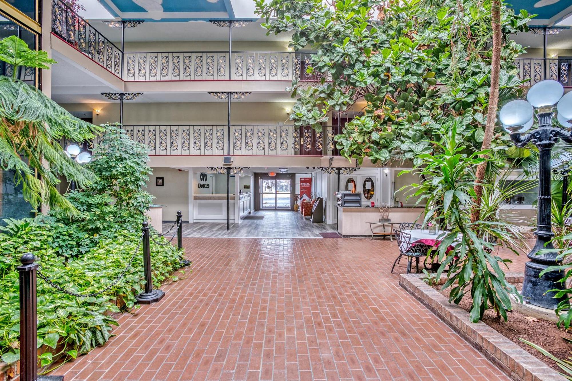 Oyo Townhouse Tulsa Woodland Hills Hotel Екстериор снимка