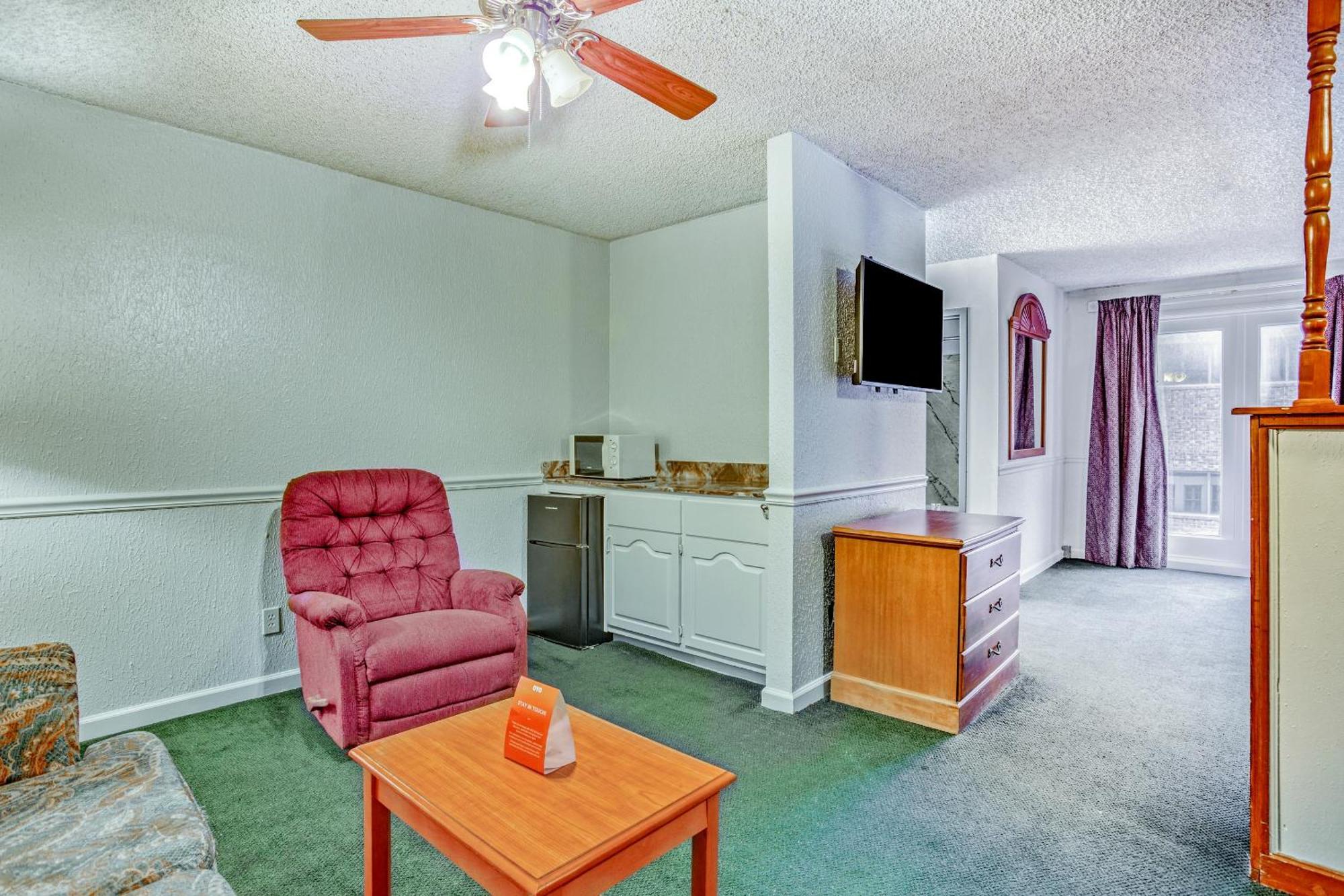 Oyo Townhouse Tulsa Woodland Hills Hotel Екстериор снимка