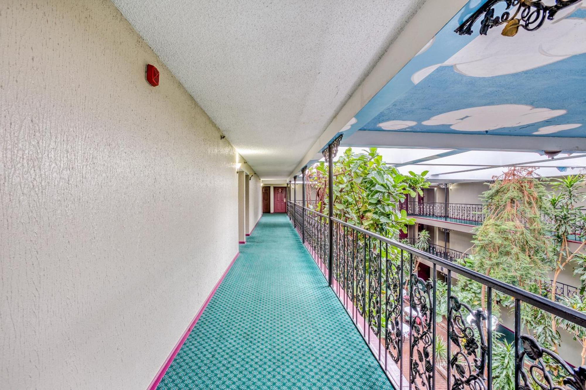 Oyo Townhouse Tulsa Woodland Hills Hotel Екстериор снимка